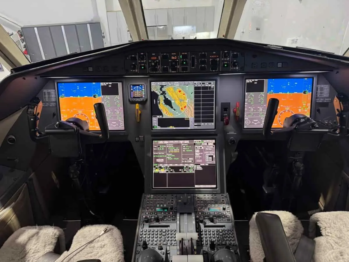Cockpit and instrument panel of a 2004 DASSAULT FALCON 2000LX.