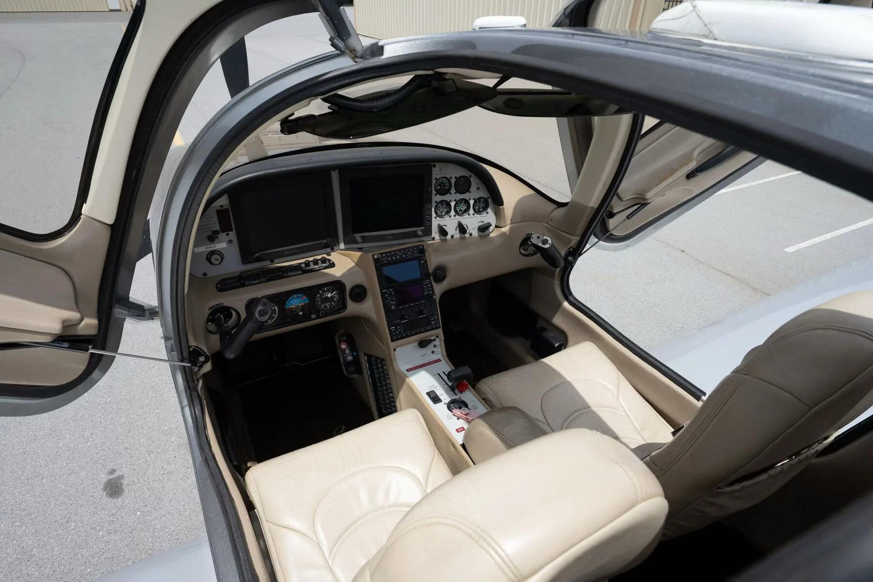 Cabin interior of a 2005 Cirrus SR22-G2.