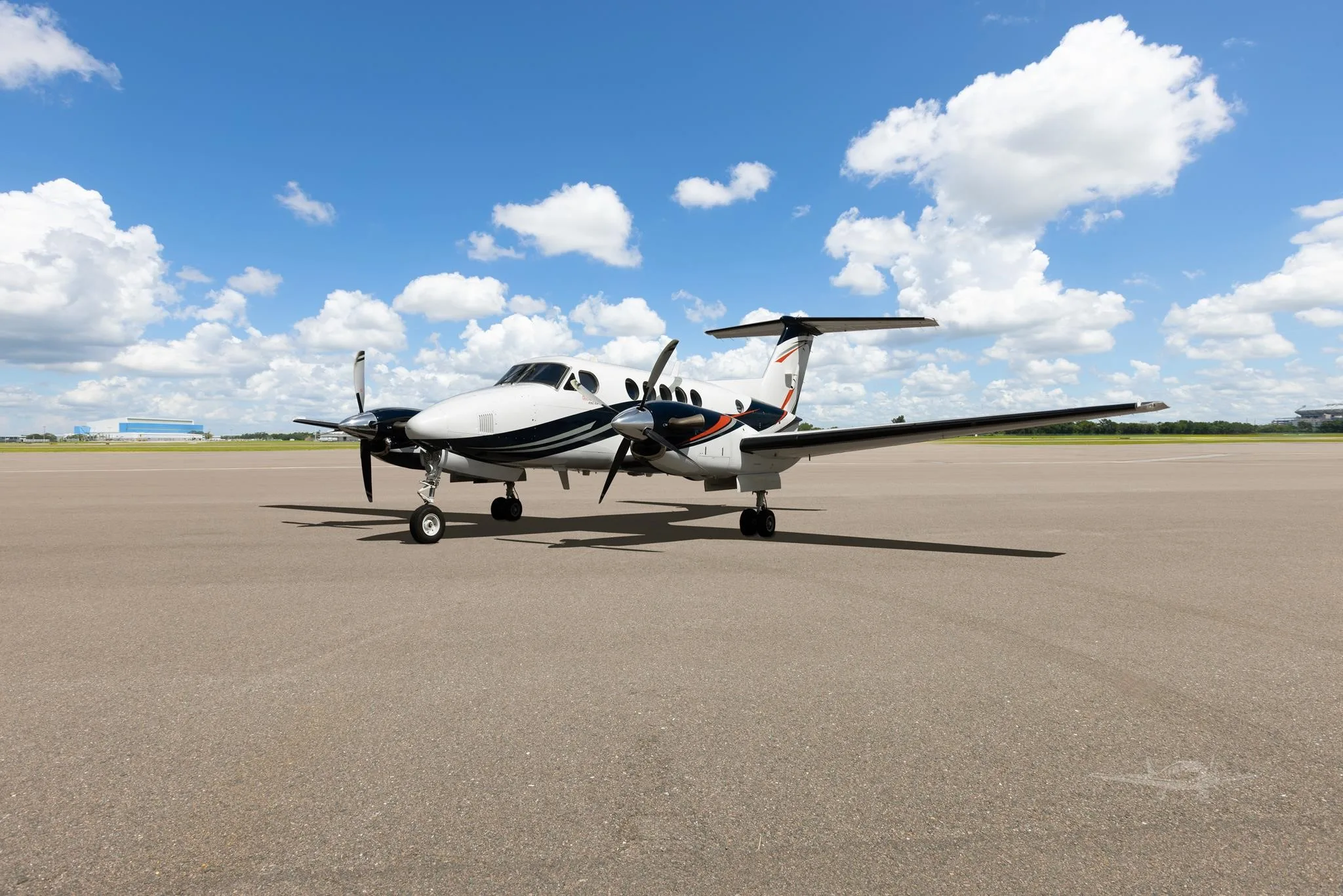 Exterior view of a 2000 BEECHCRAFT KING AIR B200, N44KA.