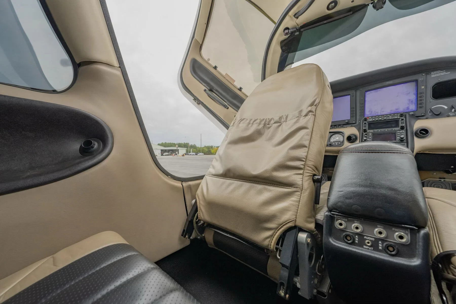 Cabin interior of a Cirrus SR20-G2.