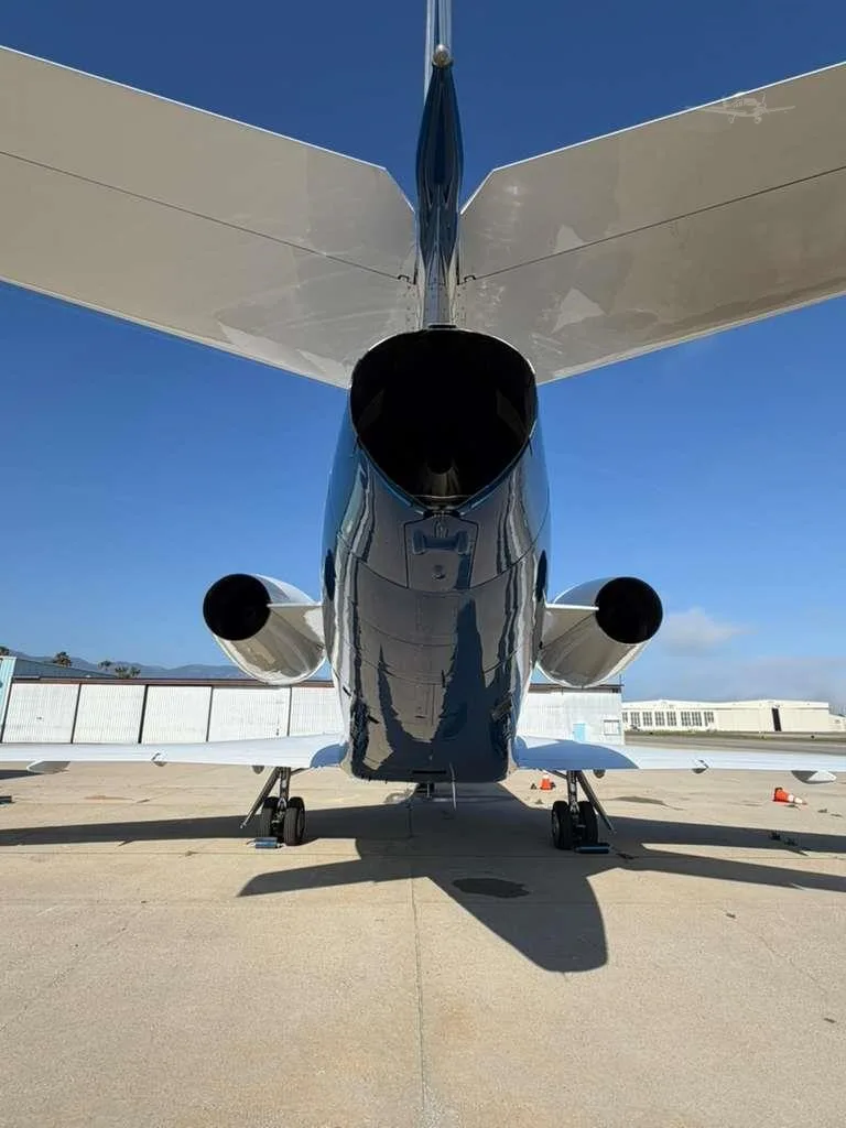 Exterior view of a DASSAULT FALCON 900B, N805AL.