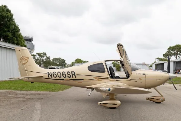 Exterior view of a 2007 Cirrus SR22-G3, N606SR.