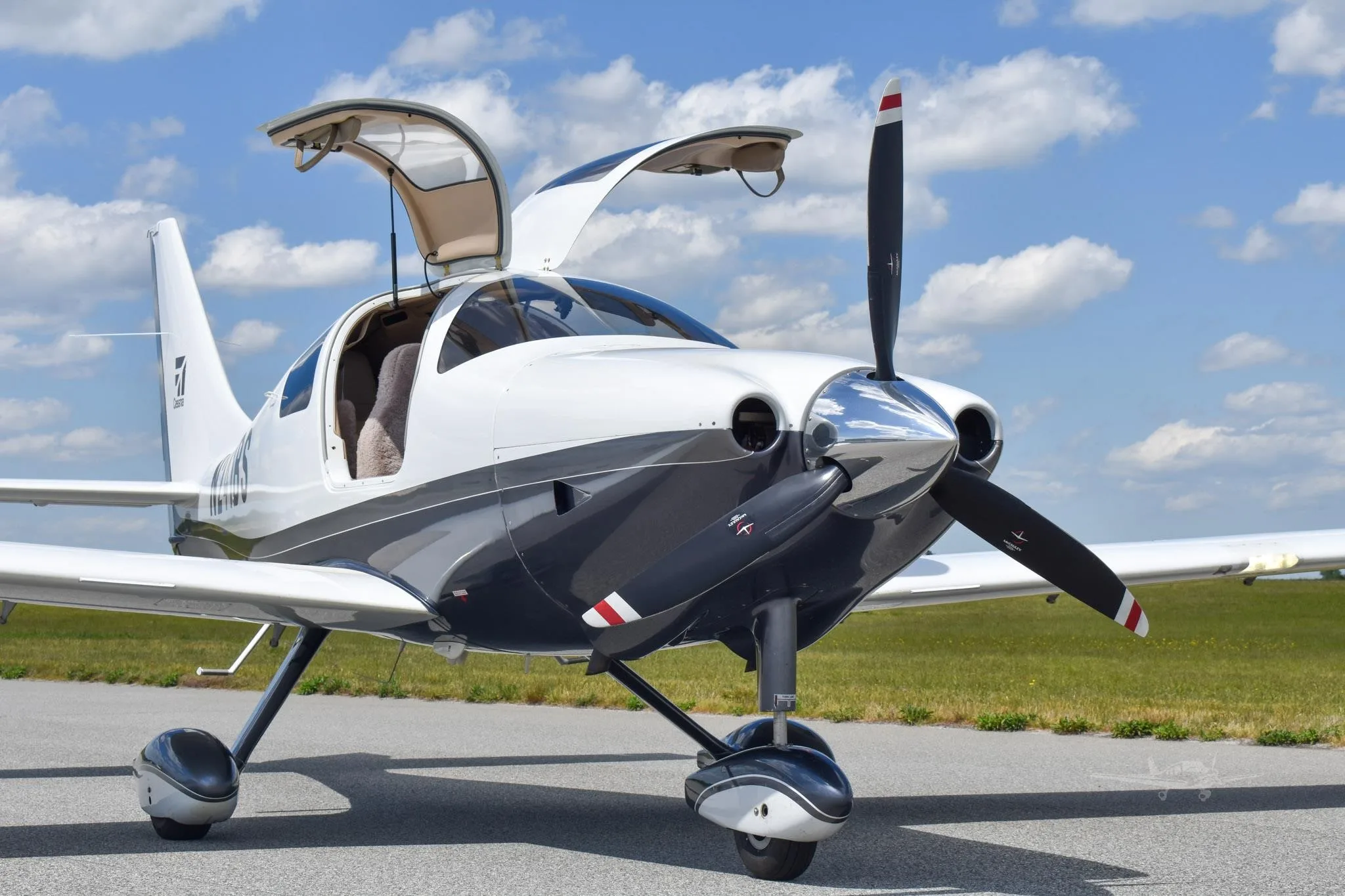 Exterior view of a 2008 CESSNA 350, N241BS.