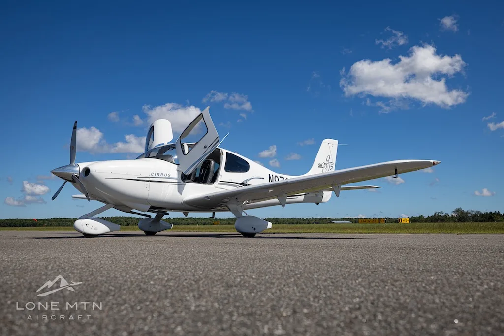 Exterior view of a 2006 Cirrus SR20 G2 GTS, N9711S.