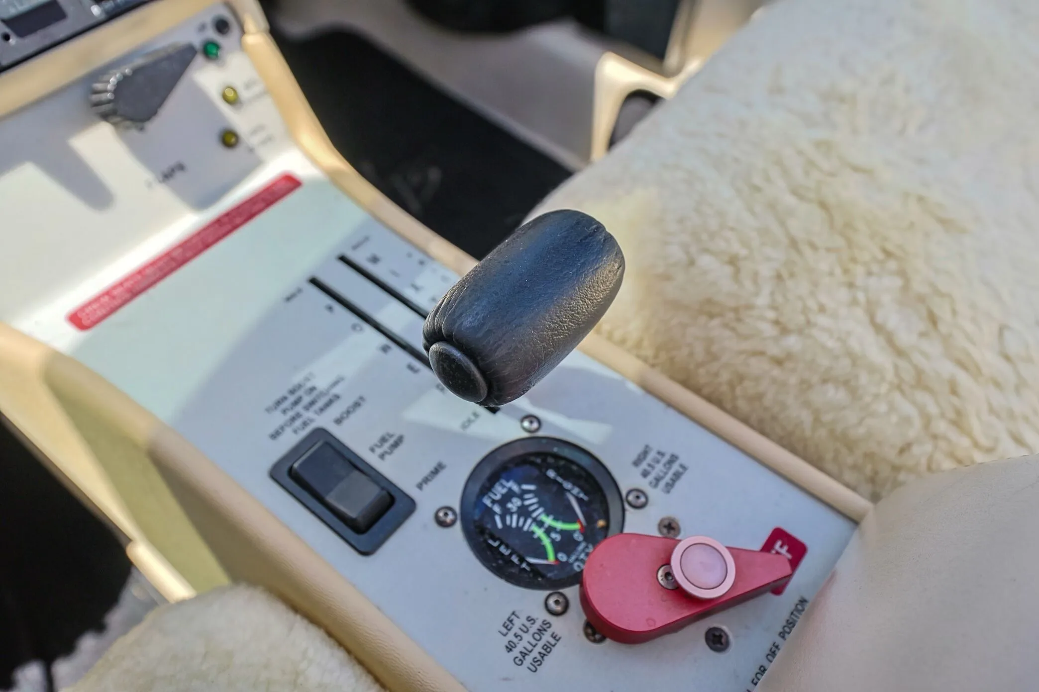 Cockpit and instrument panel of a 2006 Cirrus SR22-G2 GTS.