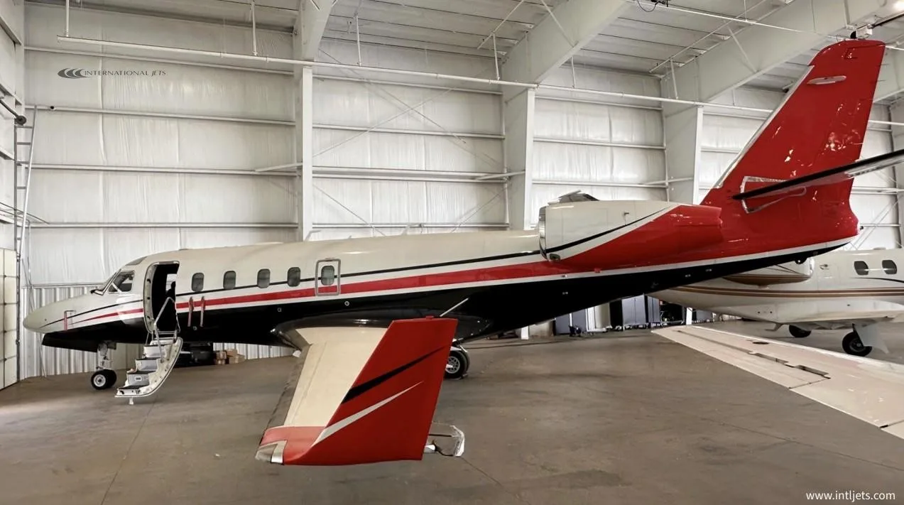 Exterior view of a 1999 ASTRA/GULFSTREAM ASTRA SPX, N922T.