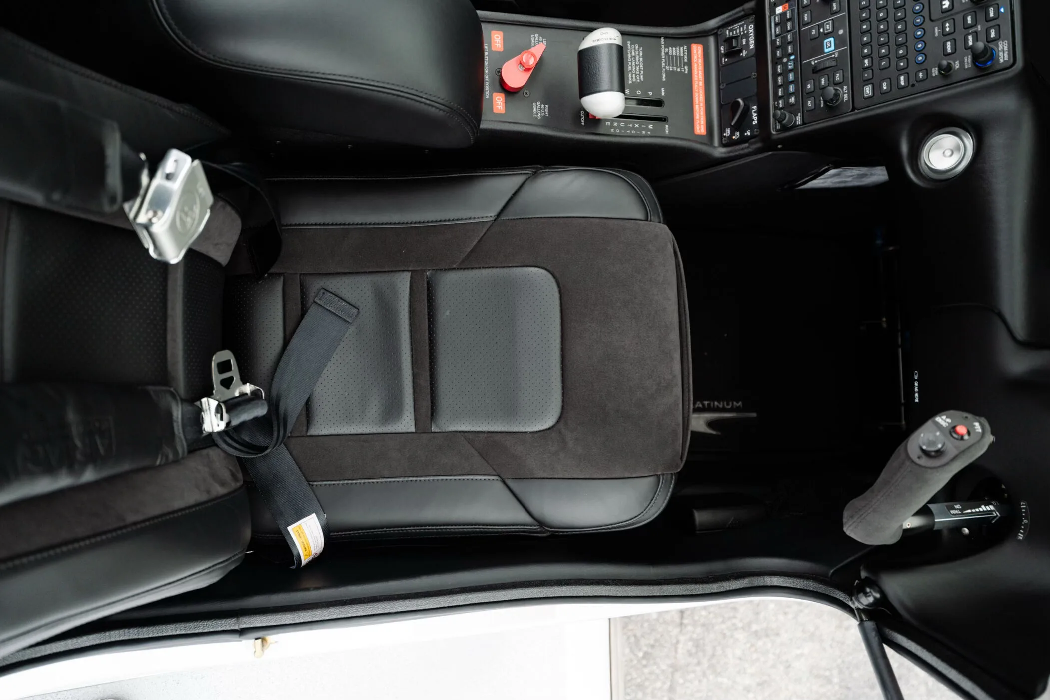Cabin interior of a Cirrus SR22-G6 GTS.