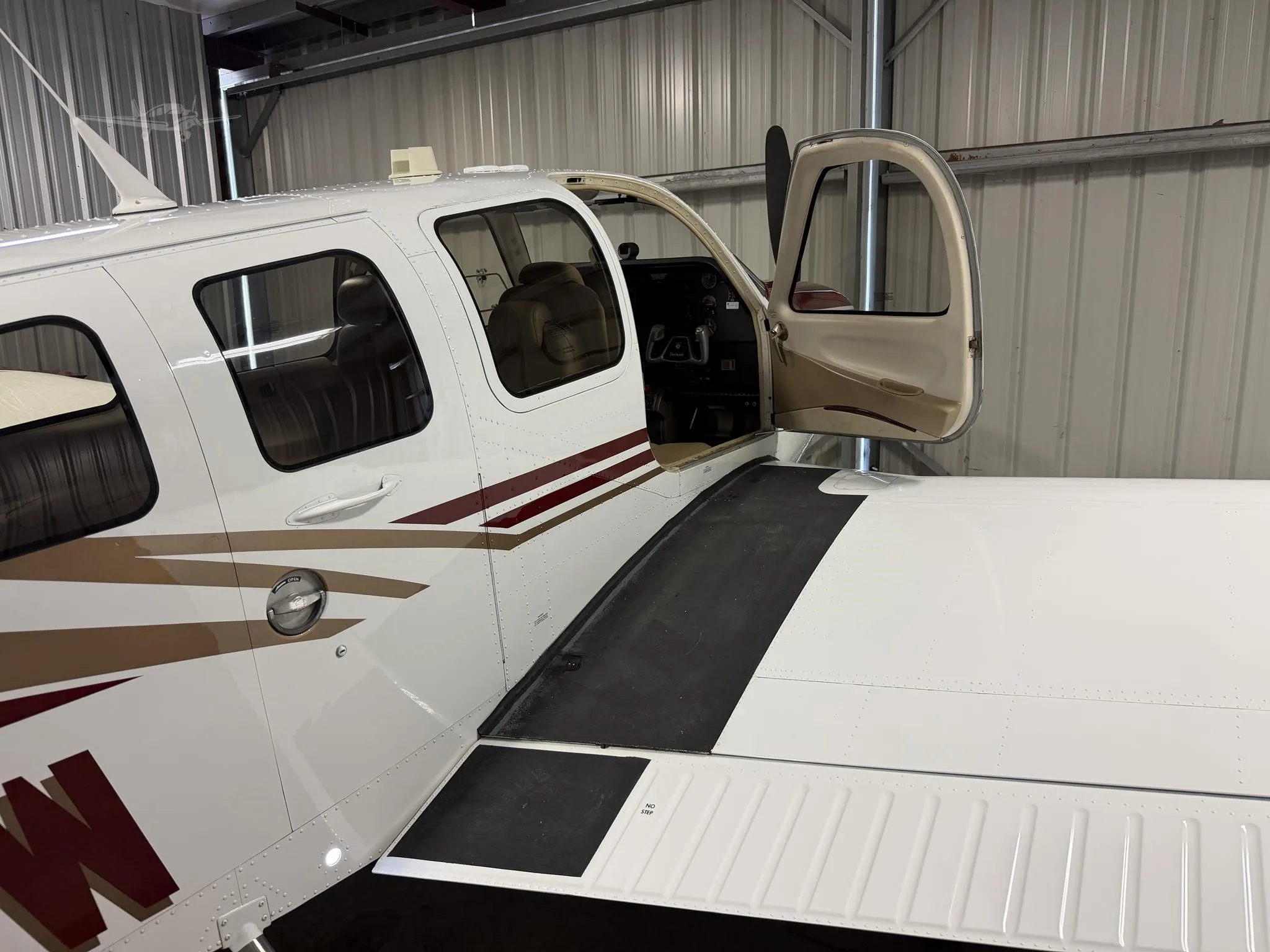 Exterior view of a 2016 BEECHCRAFT G36 BONANZA, N71RW.