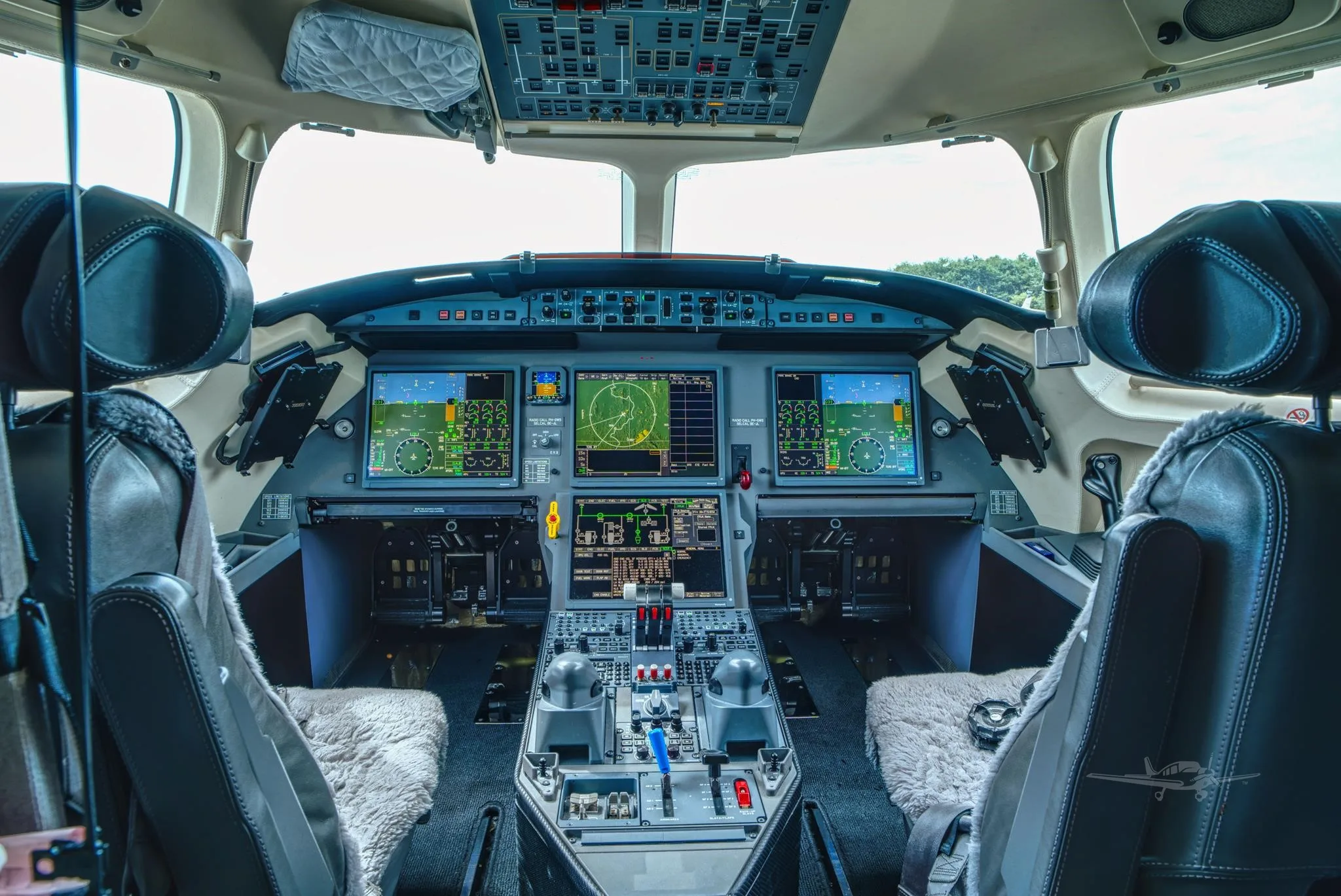 Cockpit and instrument panel of a 2020 DASSAULT FALCON 7X.