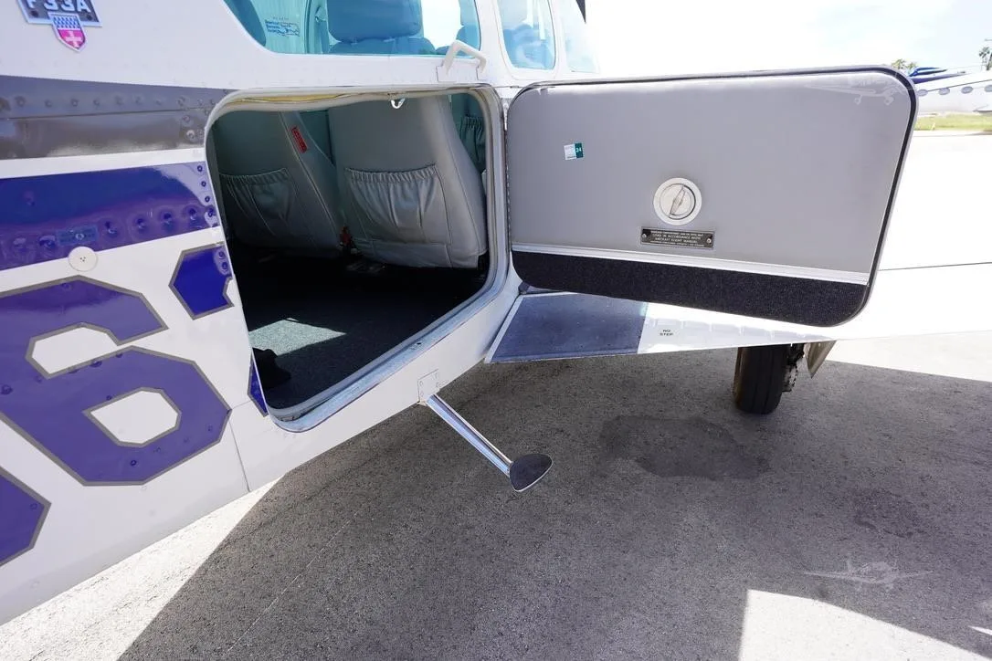 Cabin interior of a 1989 BEECHCRAFT F33A BONANZA.
