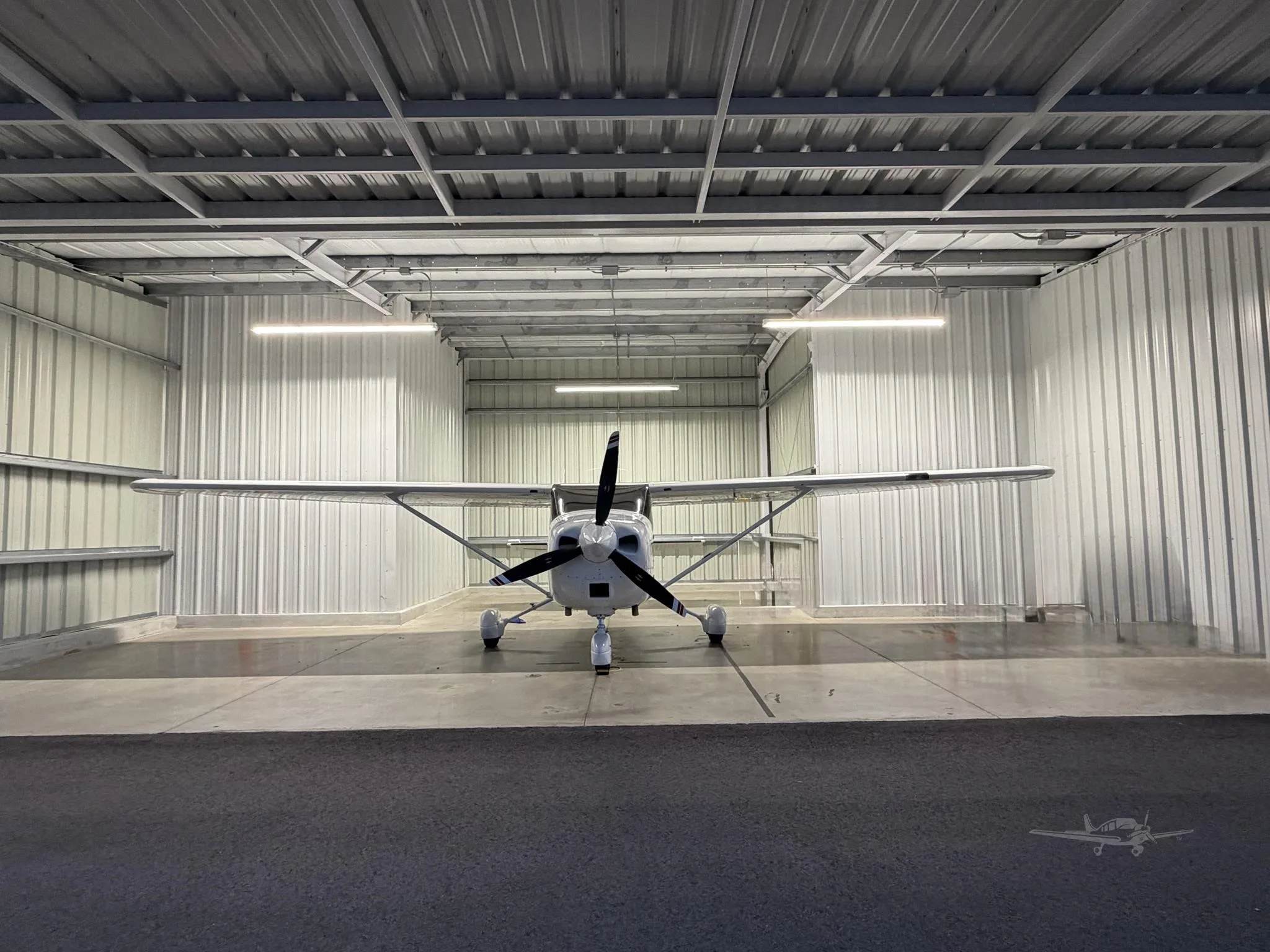 Exterior view of a 2000 CESSNA 182S SKYLANE, N2453H.