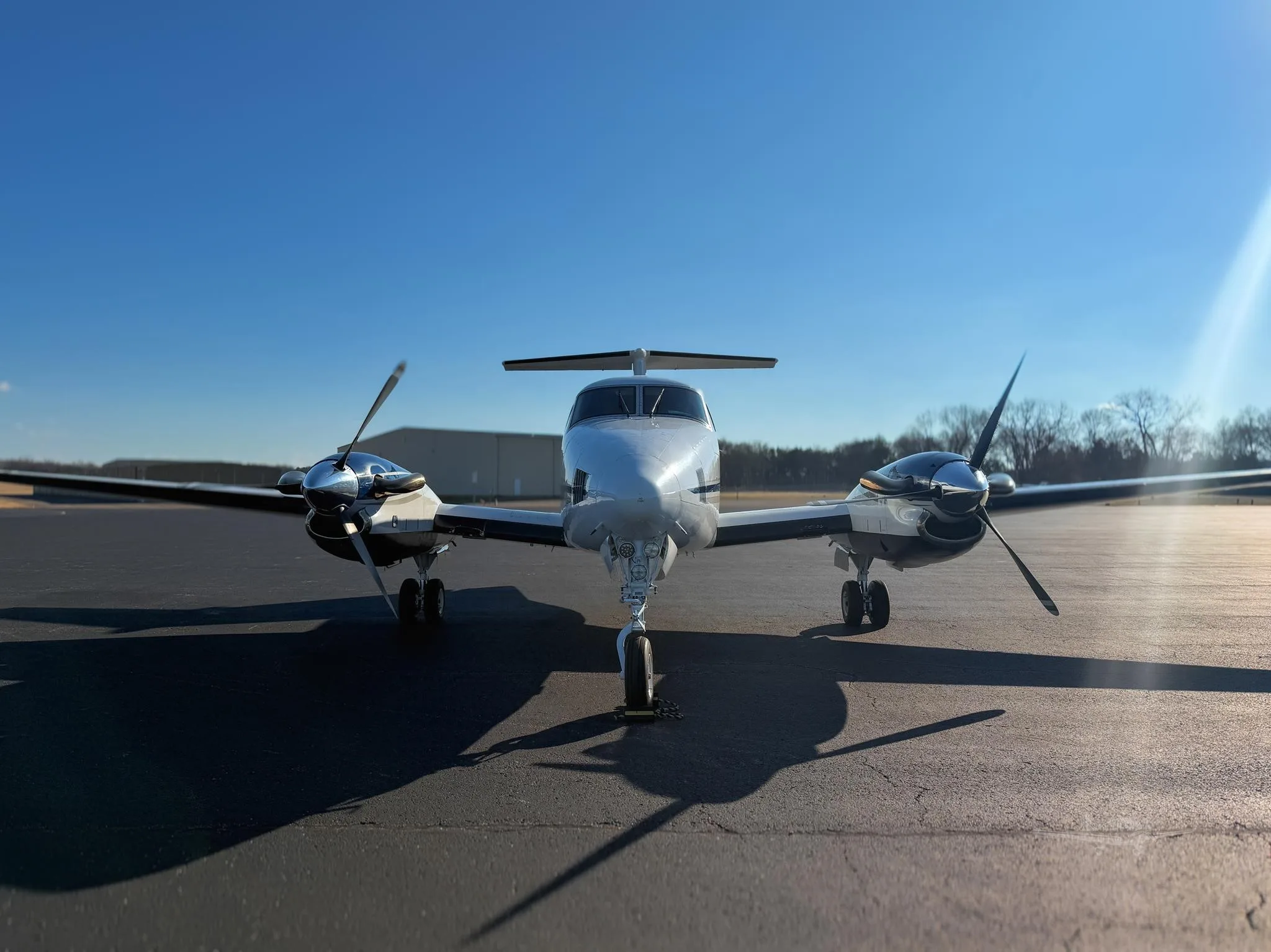 Exterior view of a 1980 BEECHCRAFT KING AIR 200, N725RA.