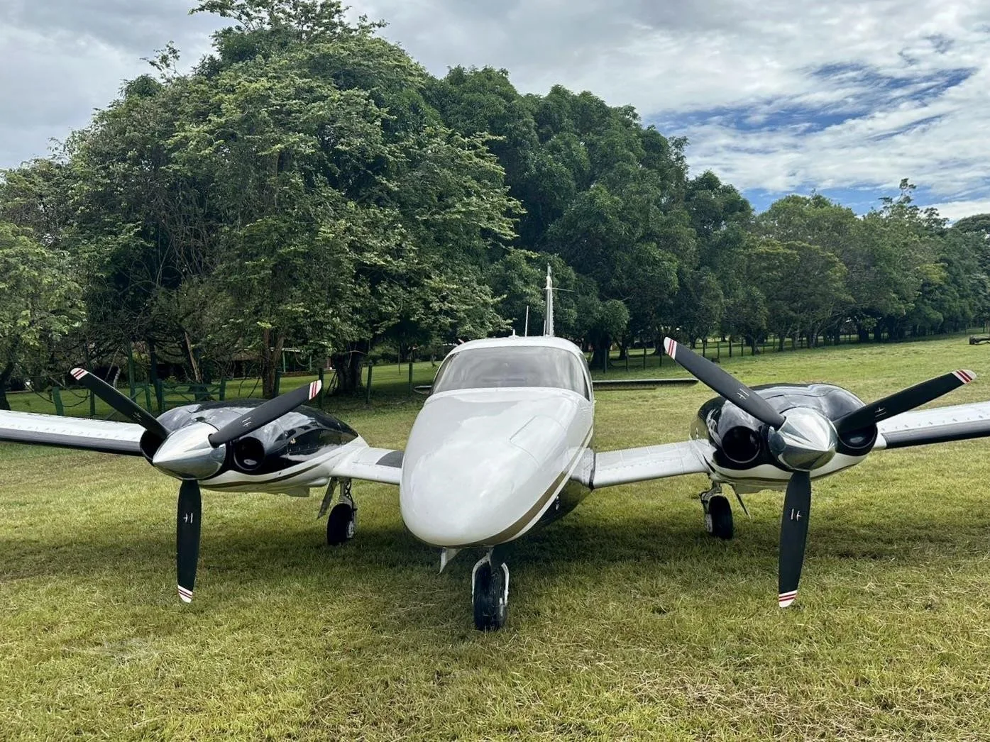 Exterior view of a 1997 PIPER SENECA V.