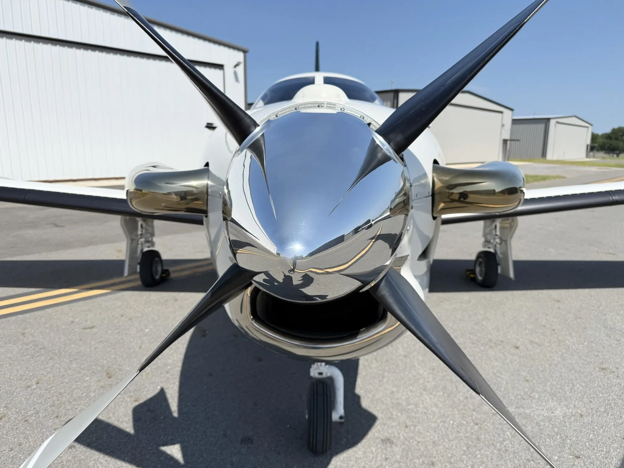 Exterior view of a 2013 DAHER TBM 850, N850BX.