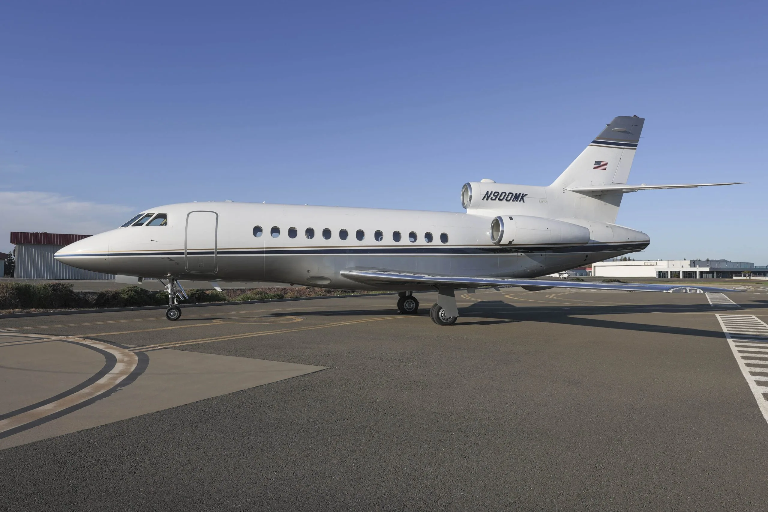 Exterior view of a 1988 Dassault Falcon 900B, N900MK.