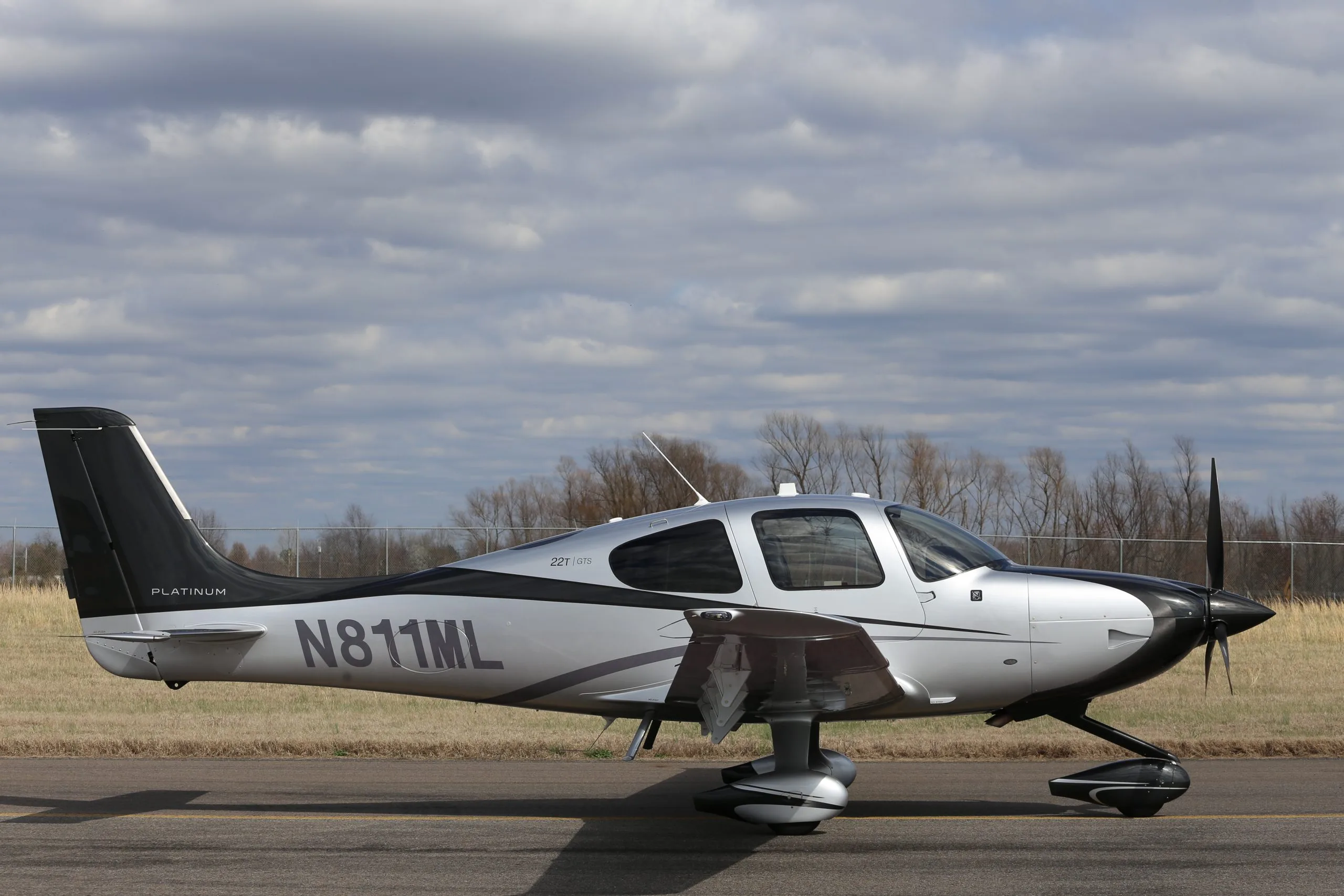 Exterior view of a 2015 Cirrus SR22 G5 TURBO.