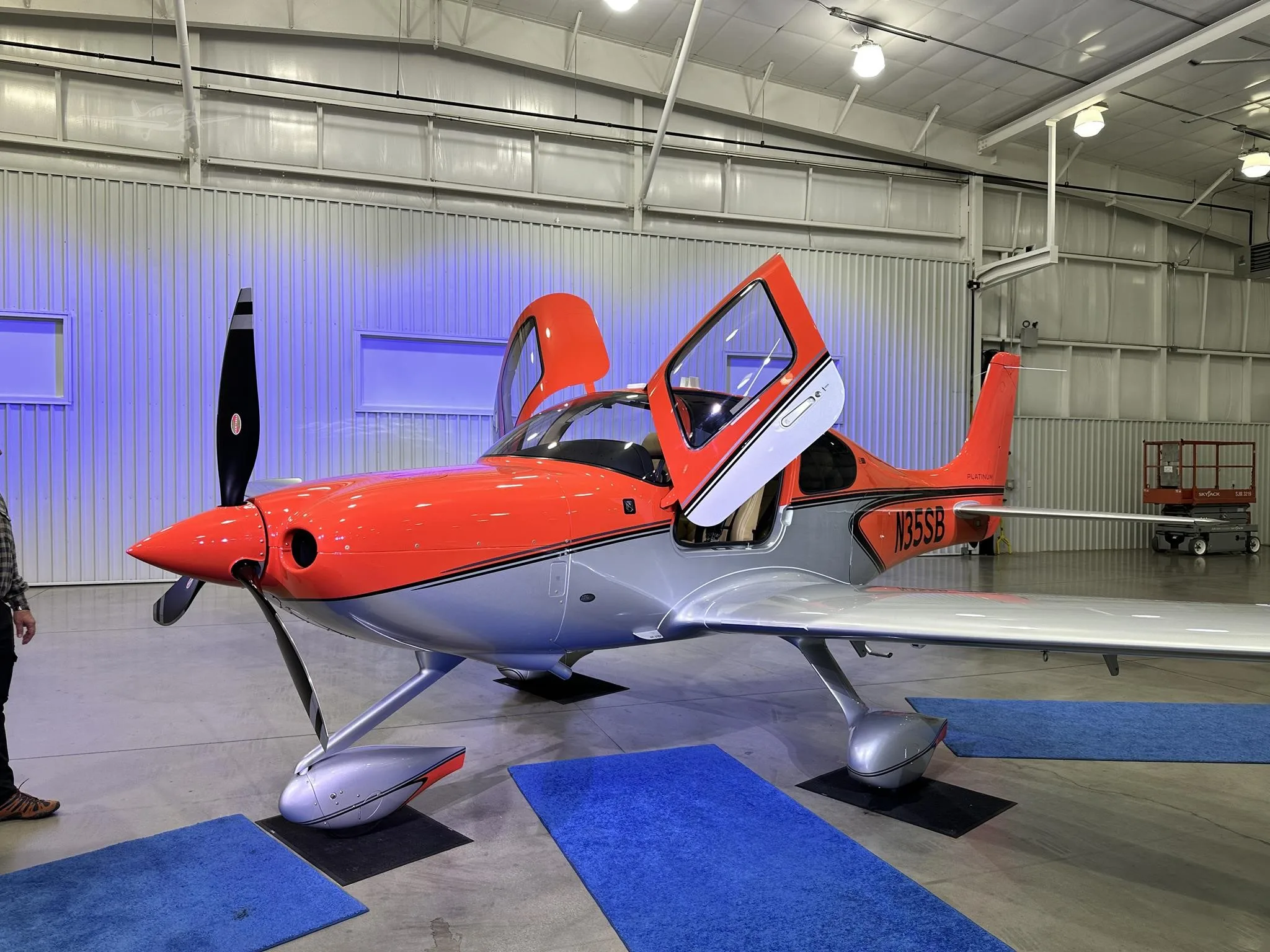 Exterior view of a 2023 CIRRUS SR22-G6, ZS-SES.