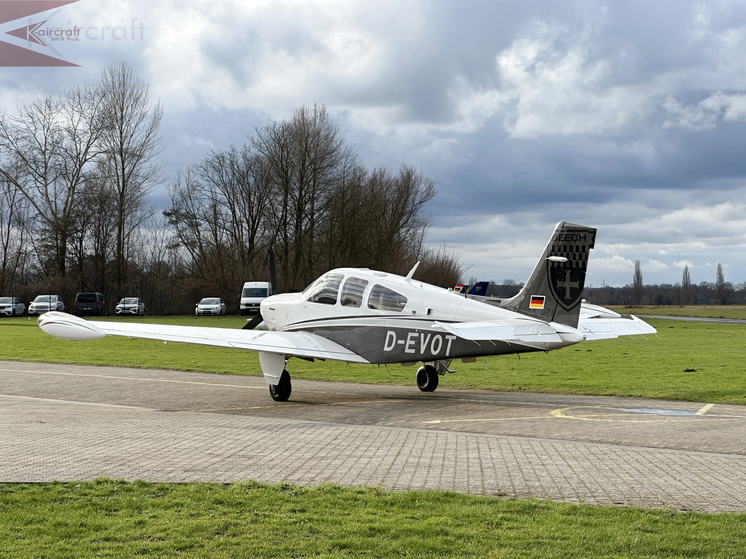 Exterior view of a 1990 Beechcraft F33A Bonanza.