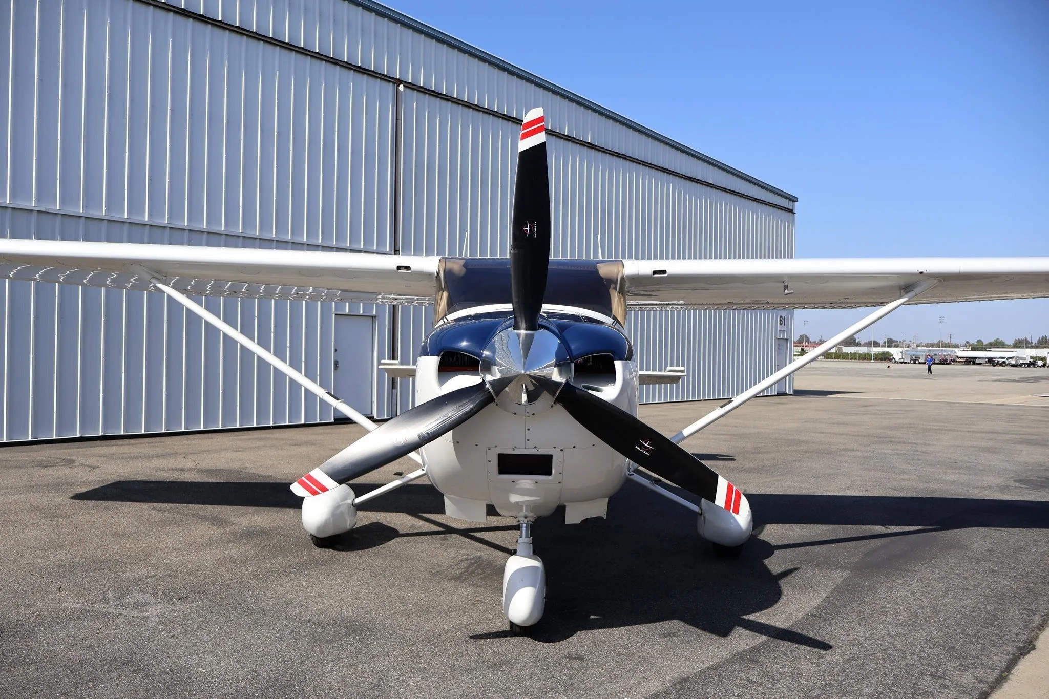 Exterior view of a 2005 CESSNA TURBO 182T SKYLANE, N138B.
