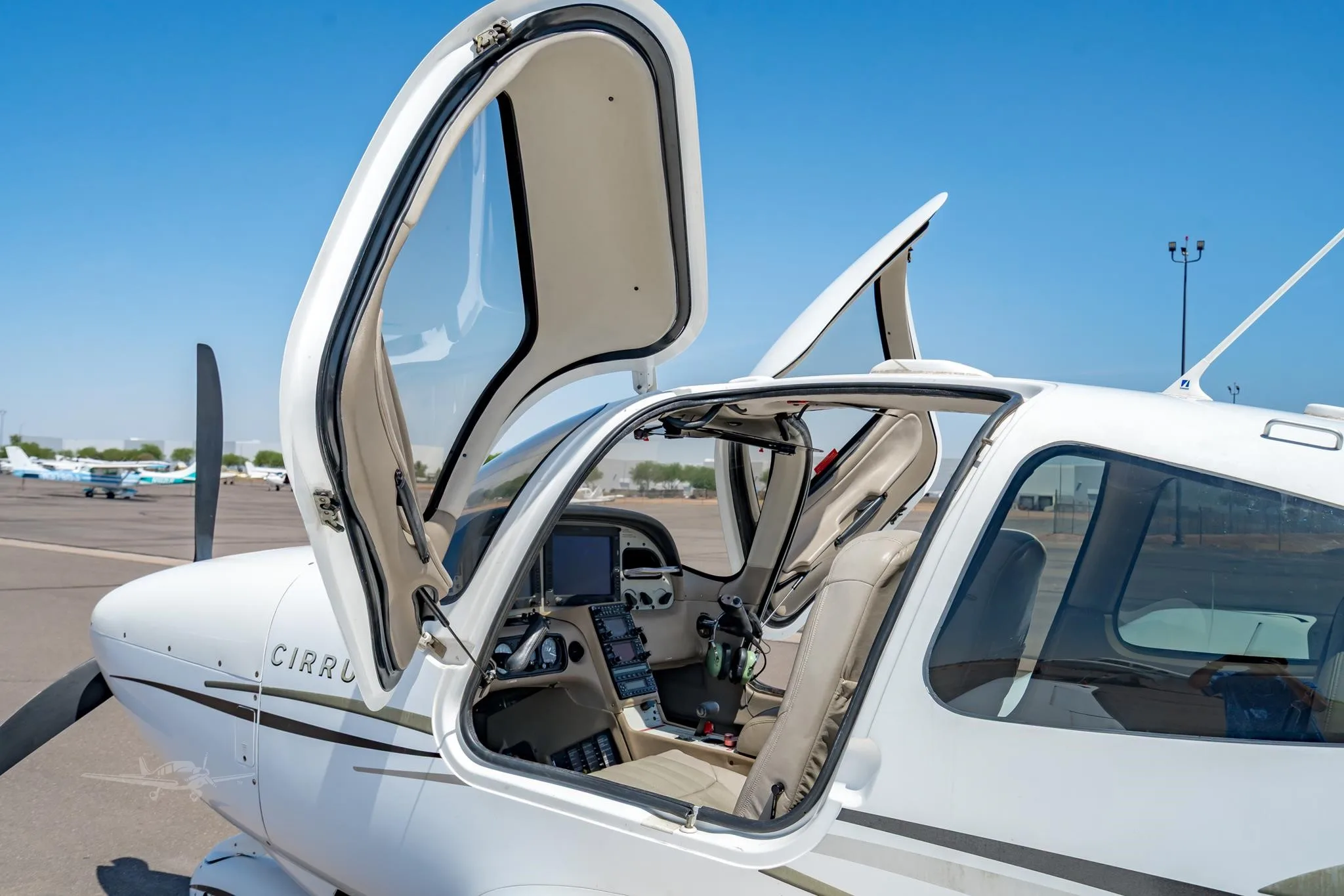 Exterior view of a 2006 CIRRUS SR20-G2, N61CD.