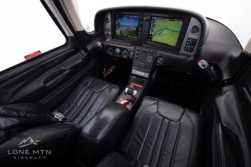 Cockpit and instrument panel of a 2014 Cirrus SR22 G5.