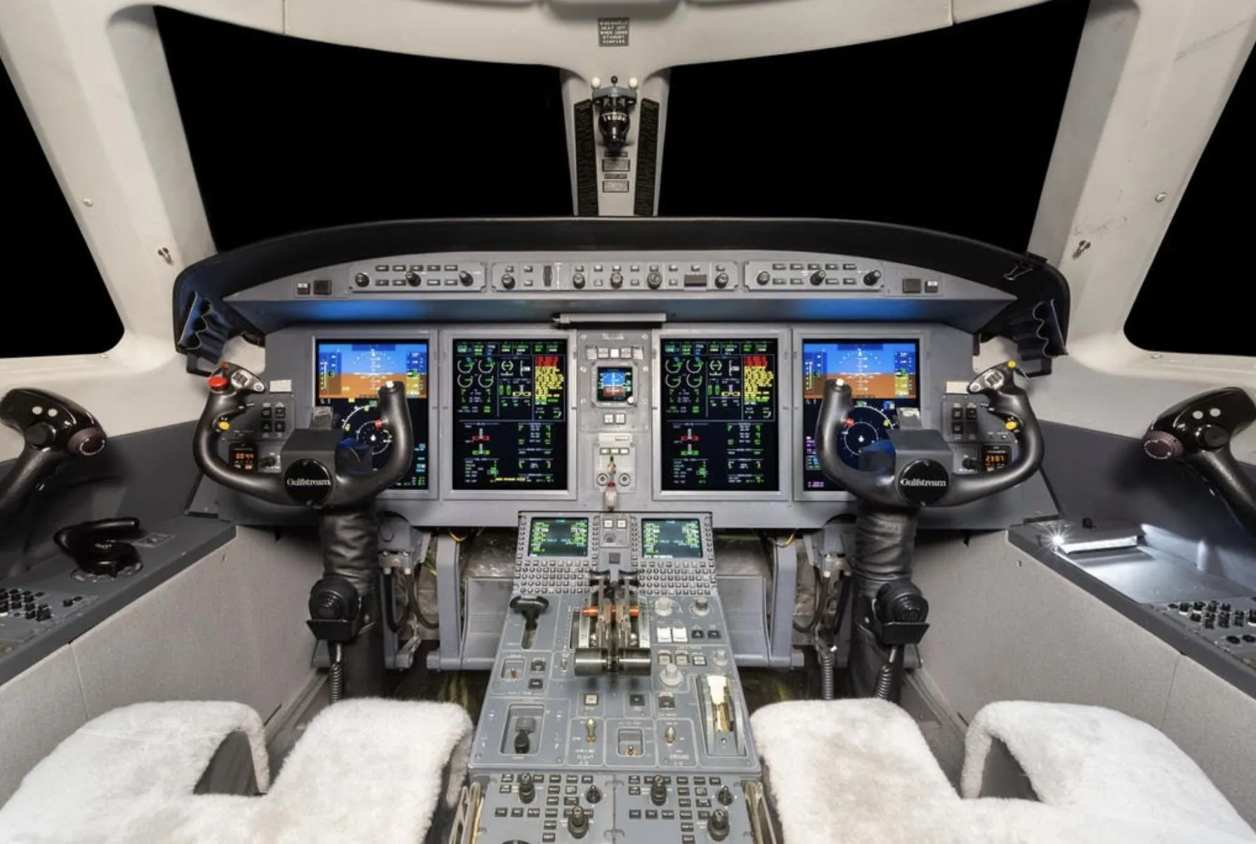 Cockpit and instrument panel of a 2007 GULFSTREAM G150.