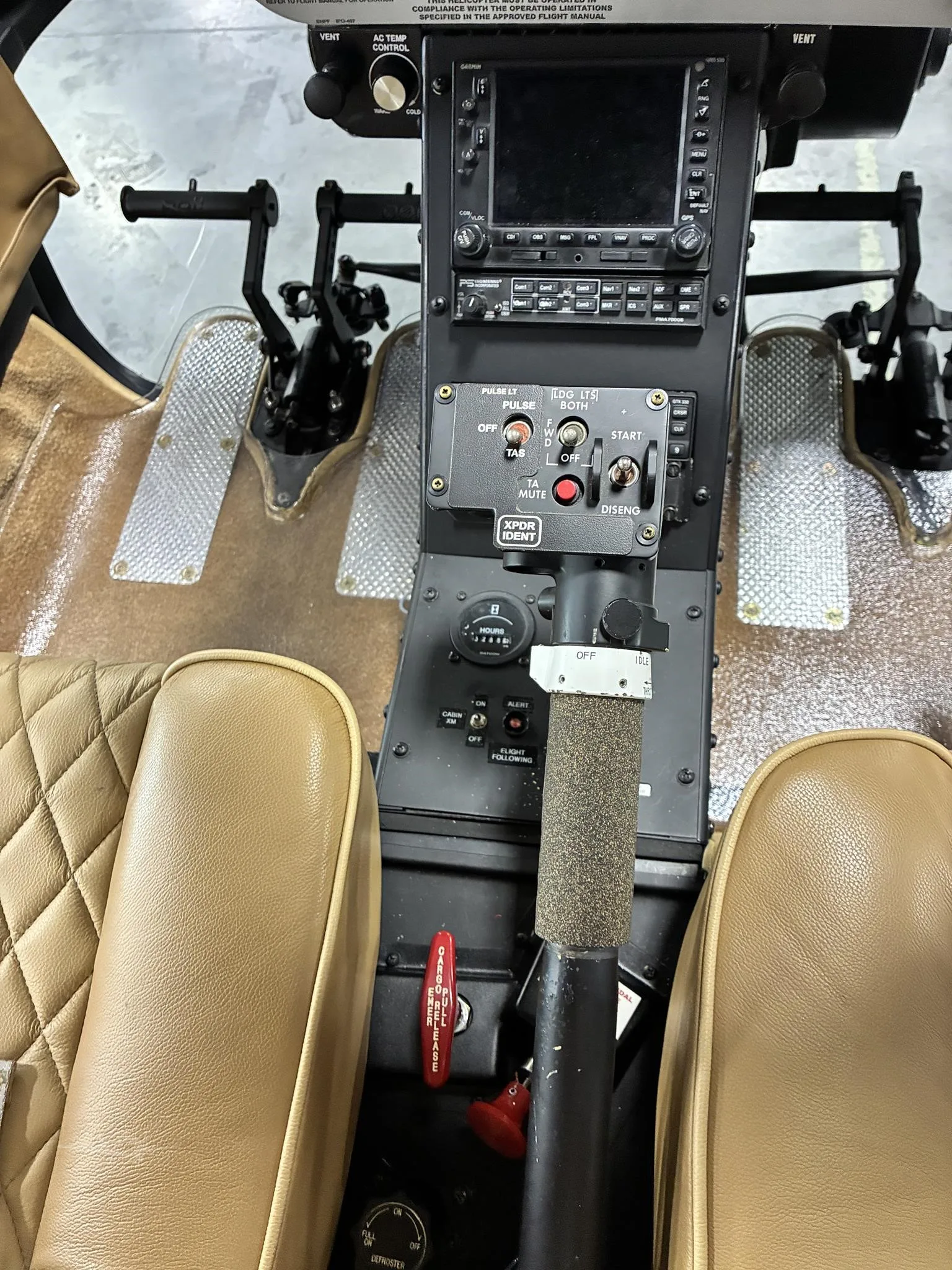 Cockpit and instrument panel of a 2004 BELL 407.