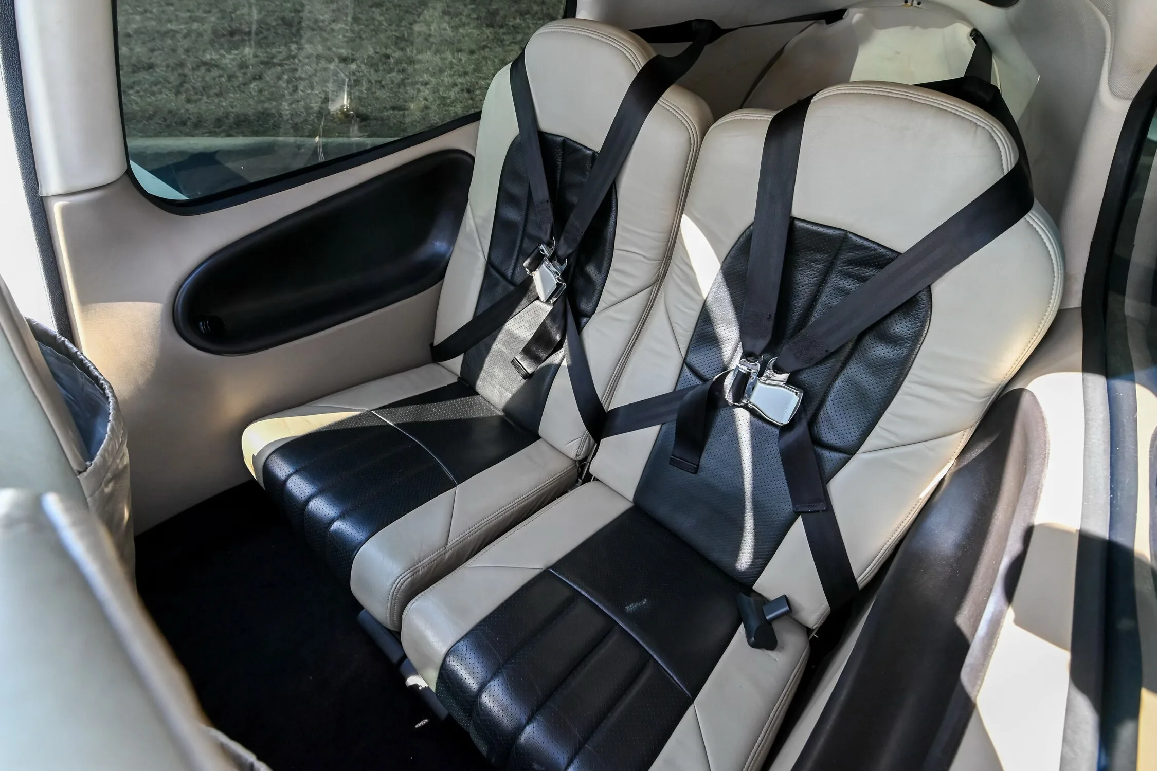 Cabin interior of a 2007 Cirrus SR20-G3.