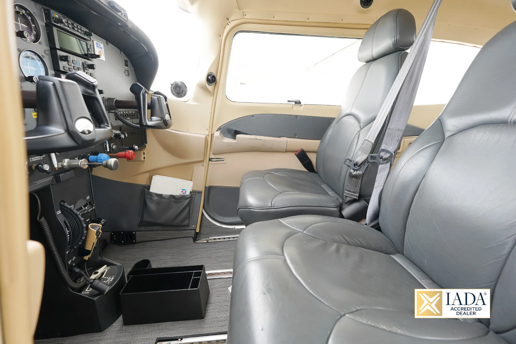 Cockpit and instrument panel of a 2001 Cessna 182T SKYLANE.