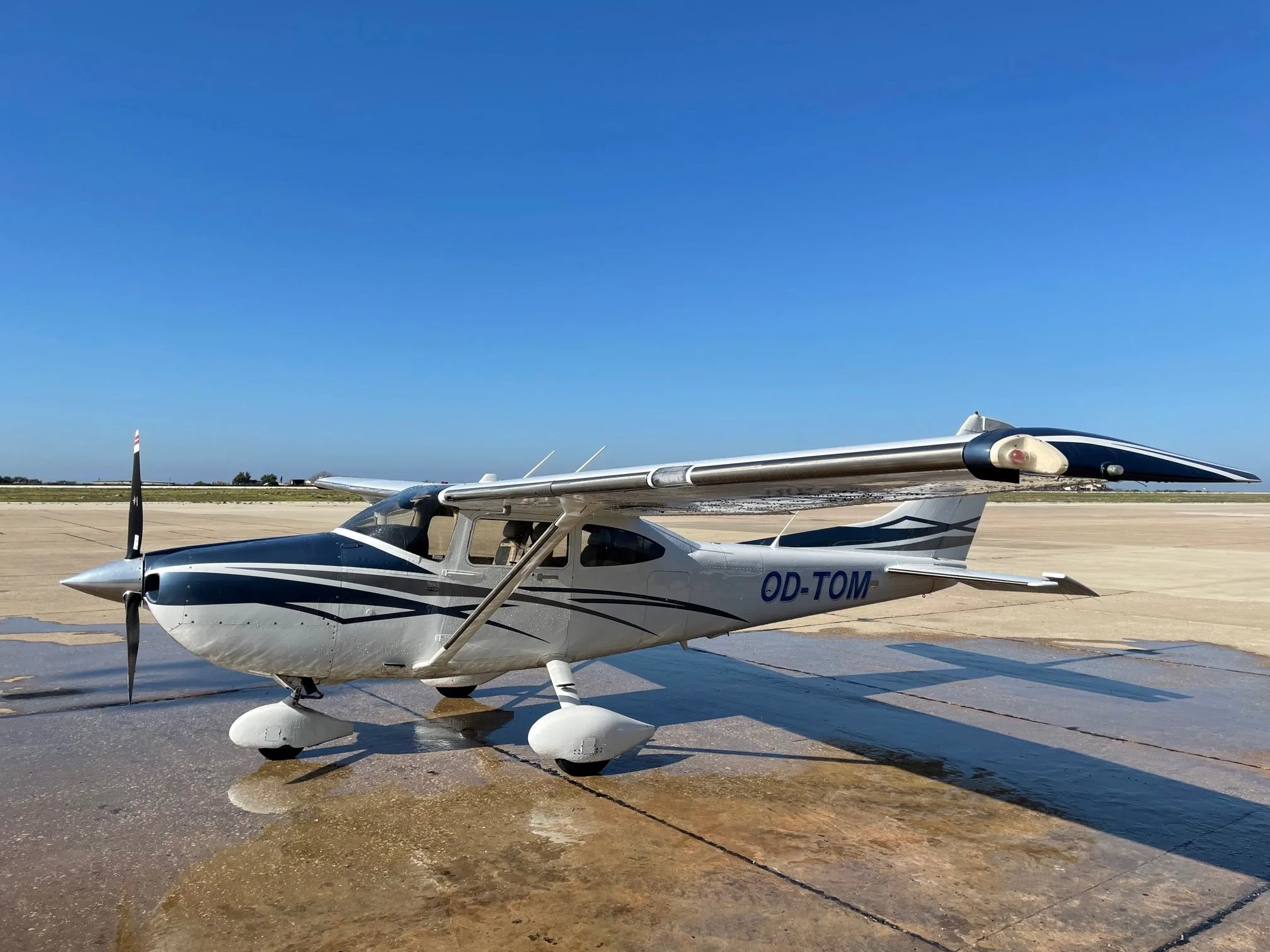 Exterior view of a 2007 Cessna turbo 182t 177.