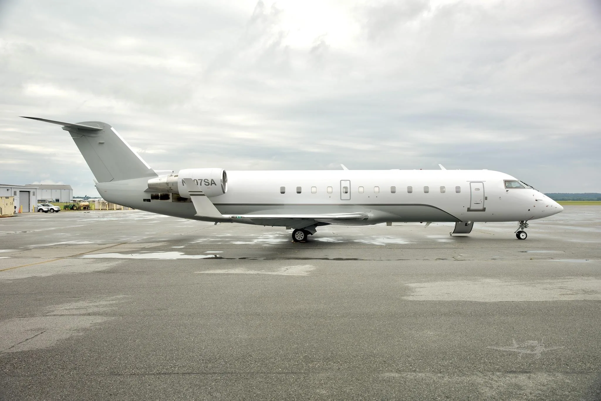 Exterior view of a 2004 BOMBARDIER CRJ-200, N907SA.