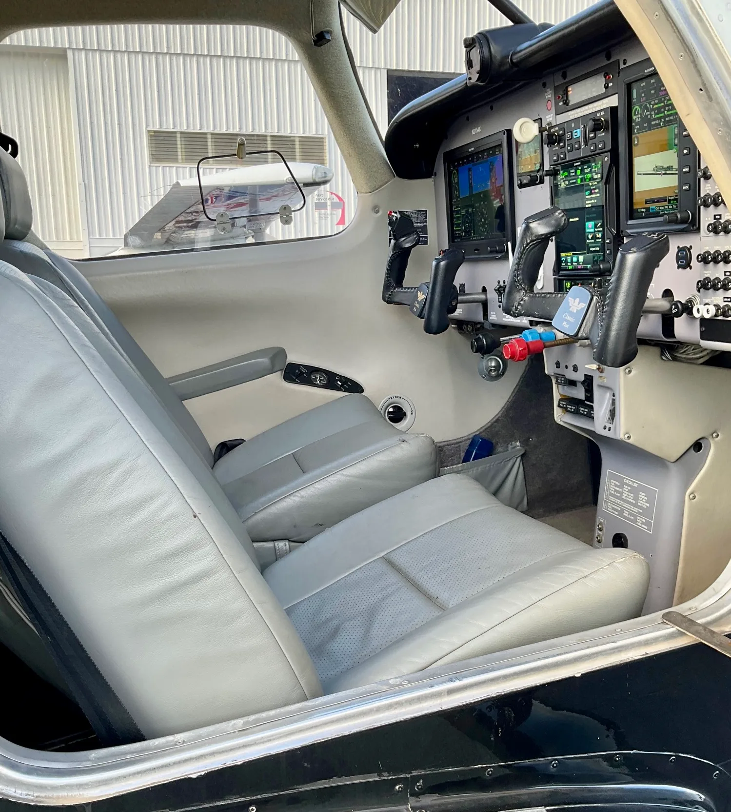Cockpit and instrument panel of a 1998 Mooney M20M Bravo.