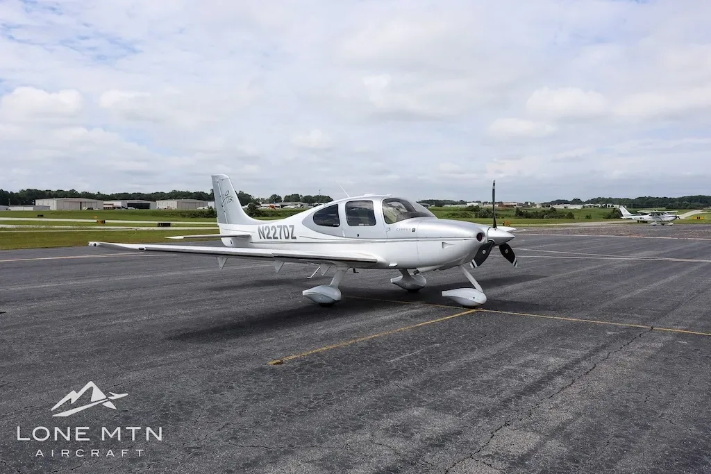 Exterior view of a 2008 Cirrus.