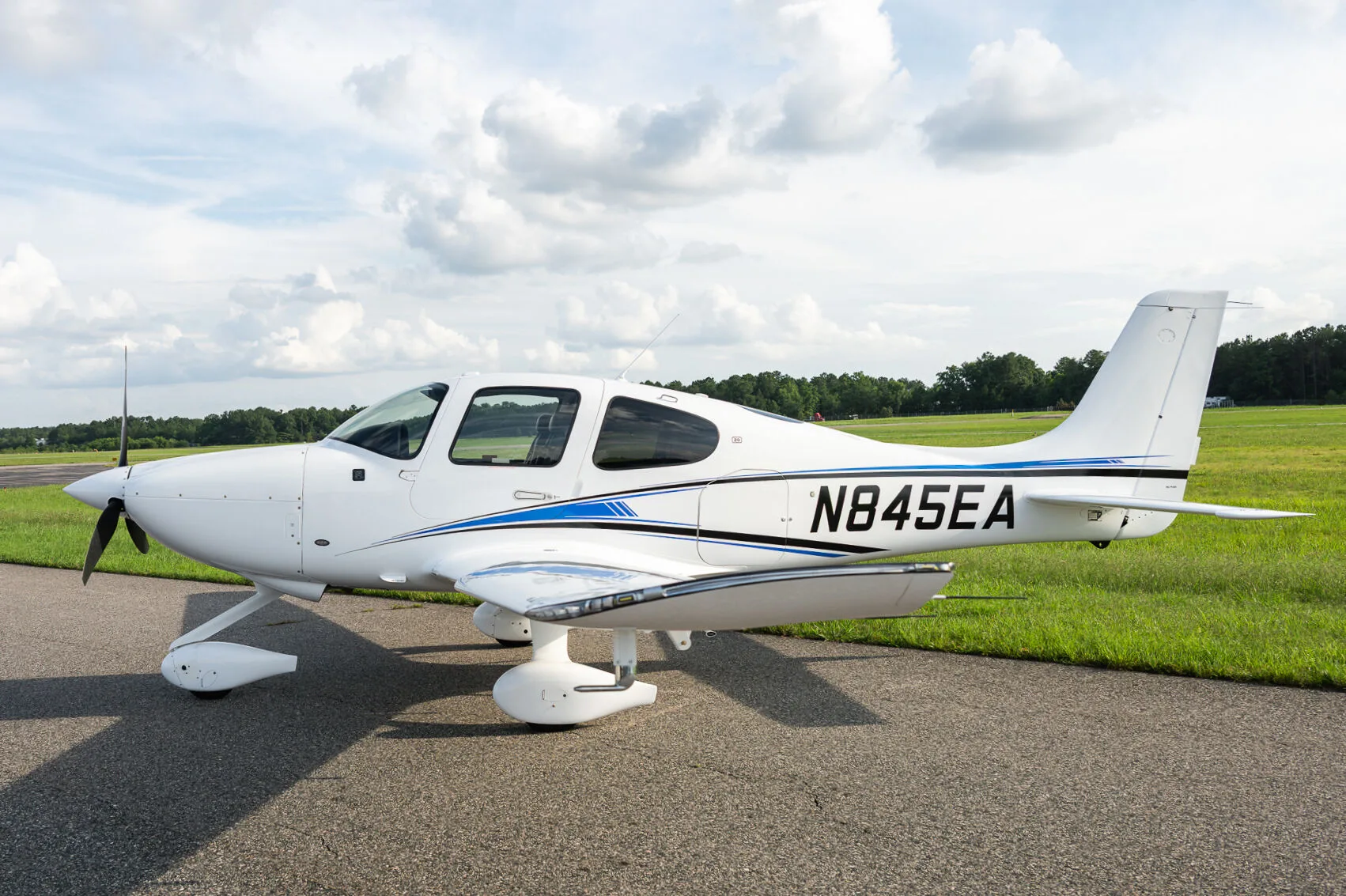 Exterior view of a 2022 Cirrus SR20-G6, N845EA.