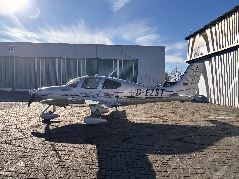 Exterior view of a 2010 Cirrus sr22tn g3 gts turbo normalized d ezst 203104cf, D-EZST.