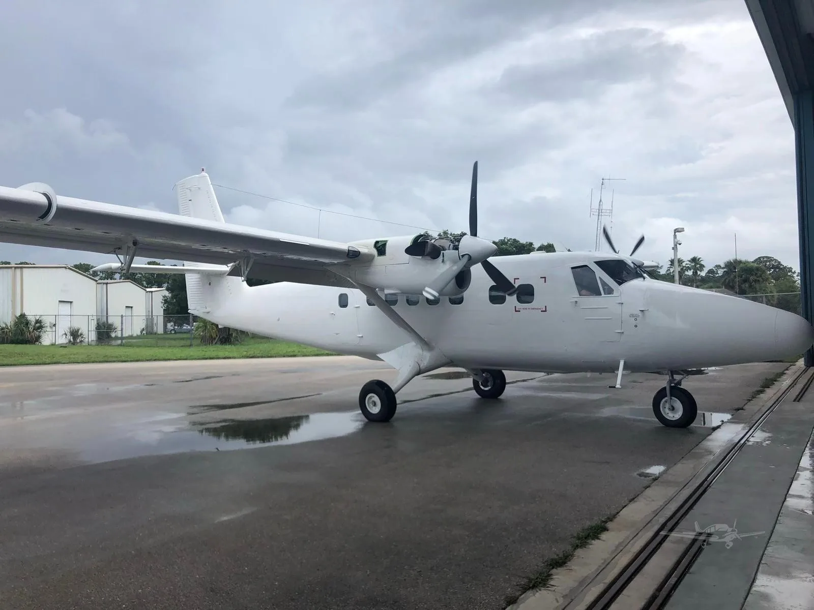Exterior view of a 1976 DEHAVILLAND DHC-6-300.