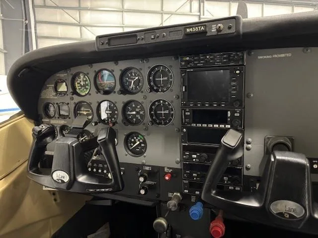 Cockpit and instrument panel of a 2001 CESSNA 182T SKYLANE.