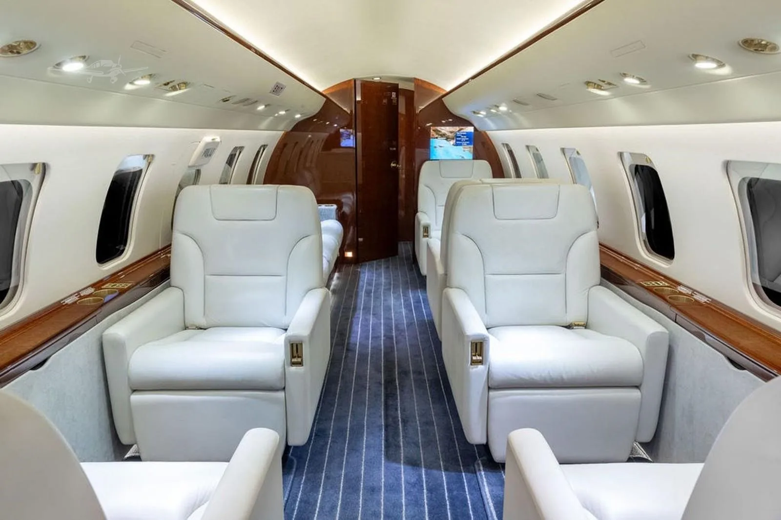 Cabin interior of a 2009 BOMBARDIER CHALLENGER 605.