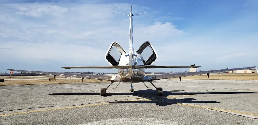 Exterior view of a 2009 Cirrus SR22-G3, N654MC.