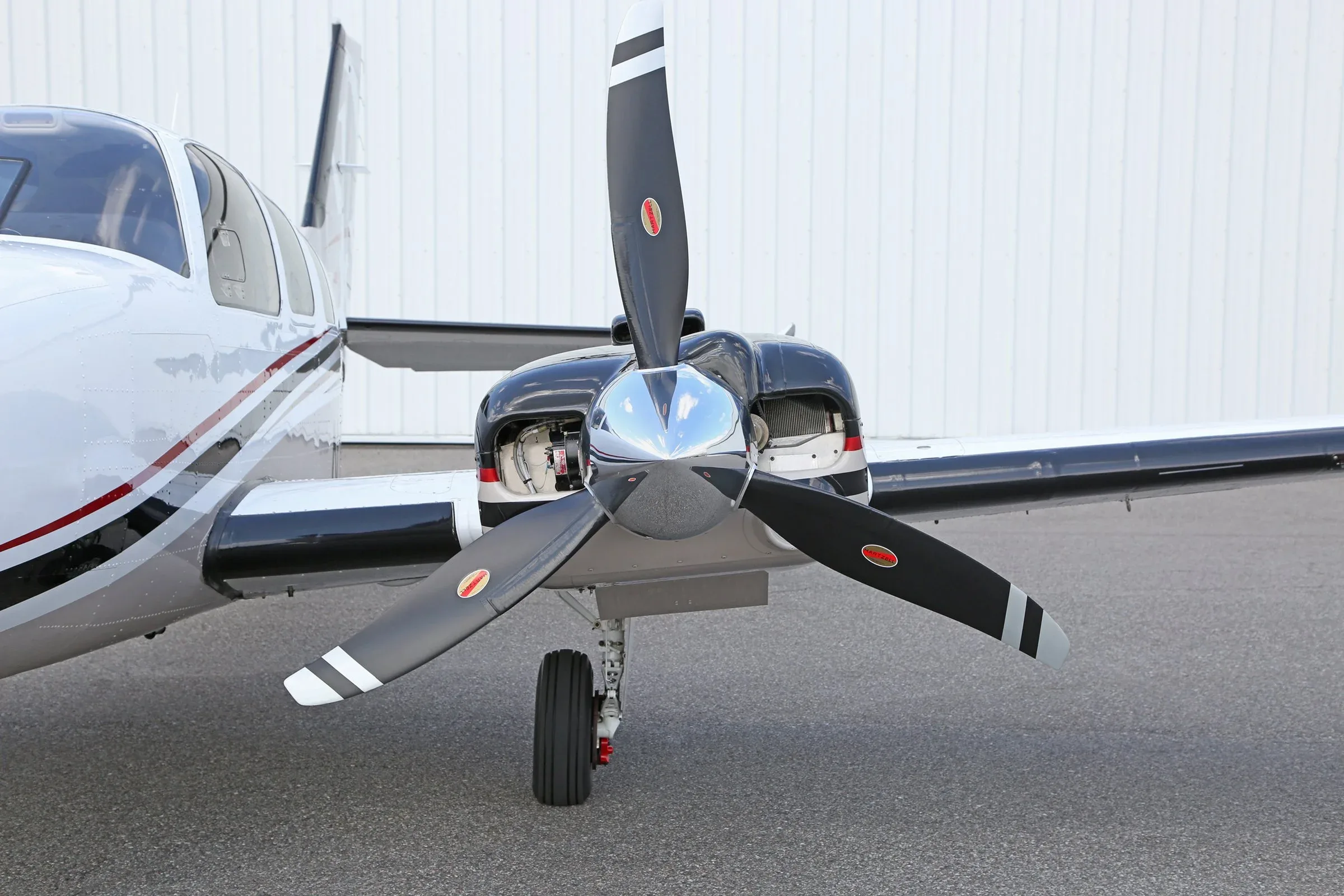 Exterior view of a 2014 Beech BARON, N206BK.