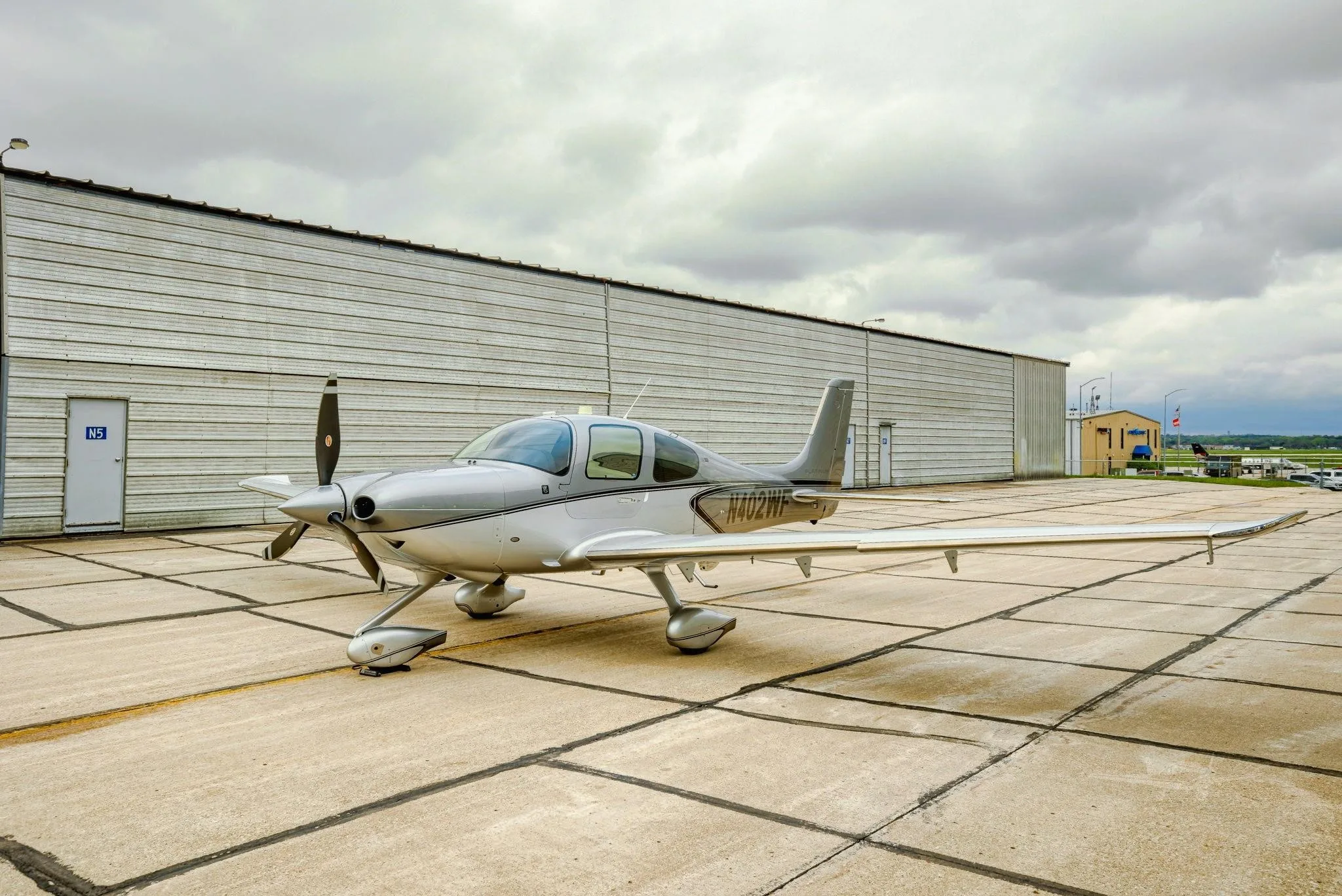 Exterior view of a 2022 CIRRUS SR22-G6 TURBO, N402WF.