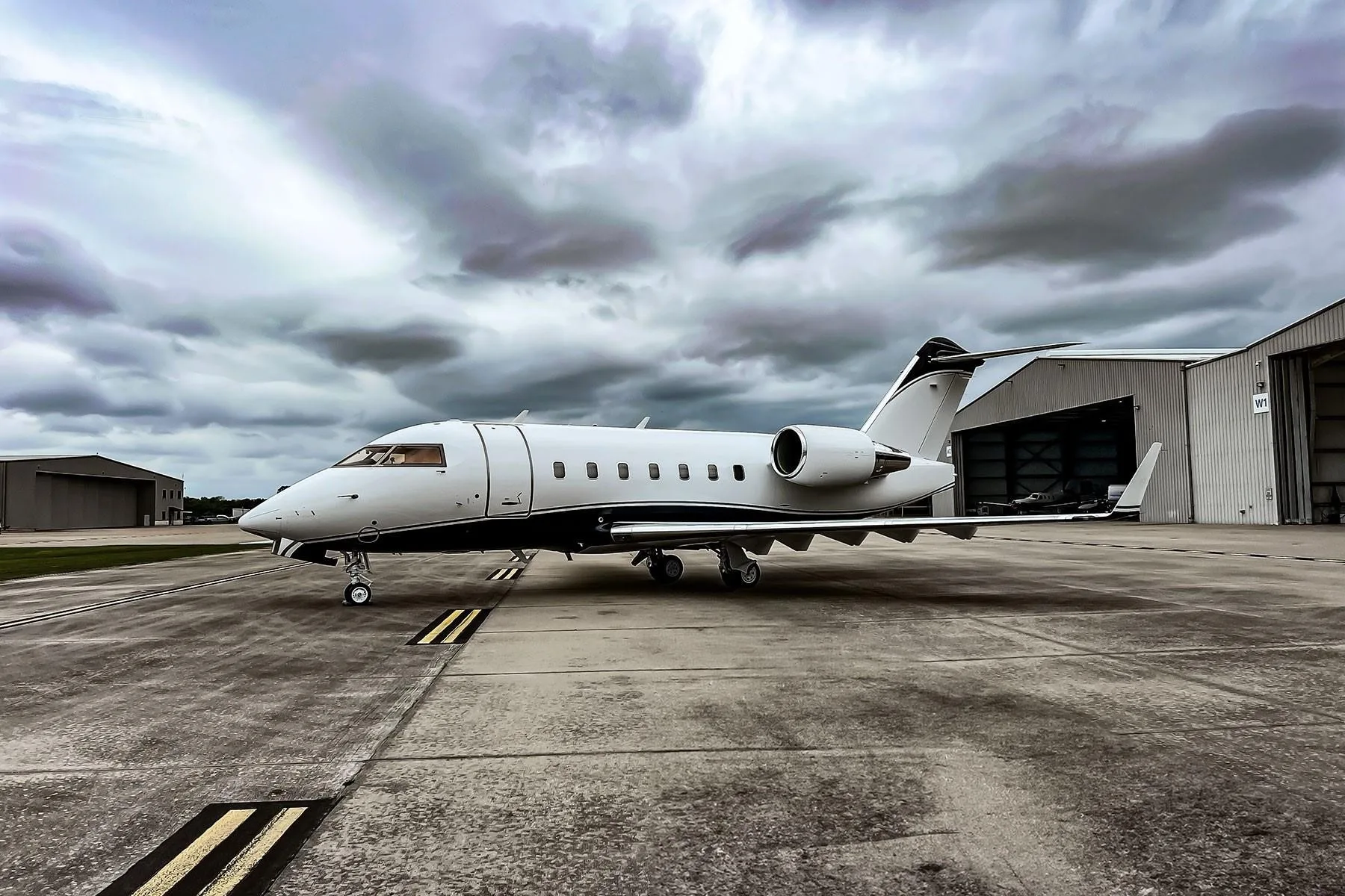 Exterior view of a 1999 BOMBARDIER CHALLENGER 604, N72WY.
