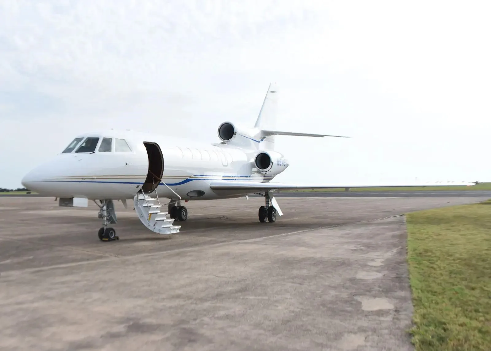 Exterior view of a 2005 DASSAULT FALCON 50EX.