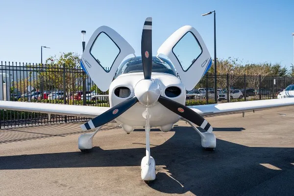 Exterior view of a 2021 Cirrus SR20, N323HW.