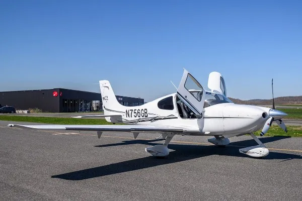 Exterior view of a 2006 Cirrus SR22-G2, N756GB.