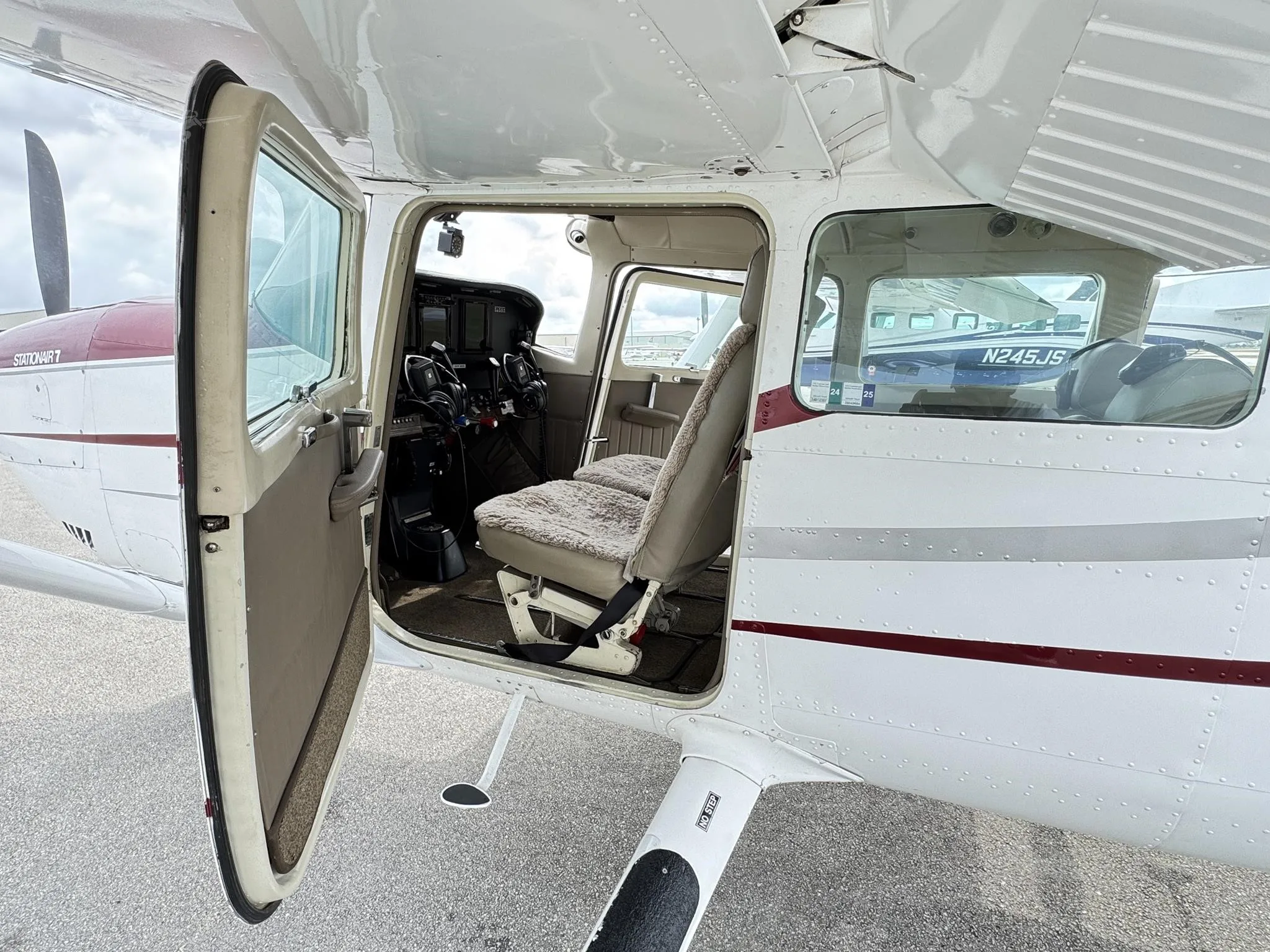 Exterior view of a 1978 CESSNA TURBO 207, N207DF.