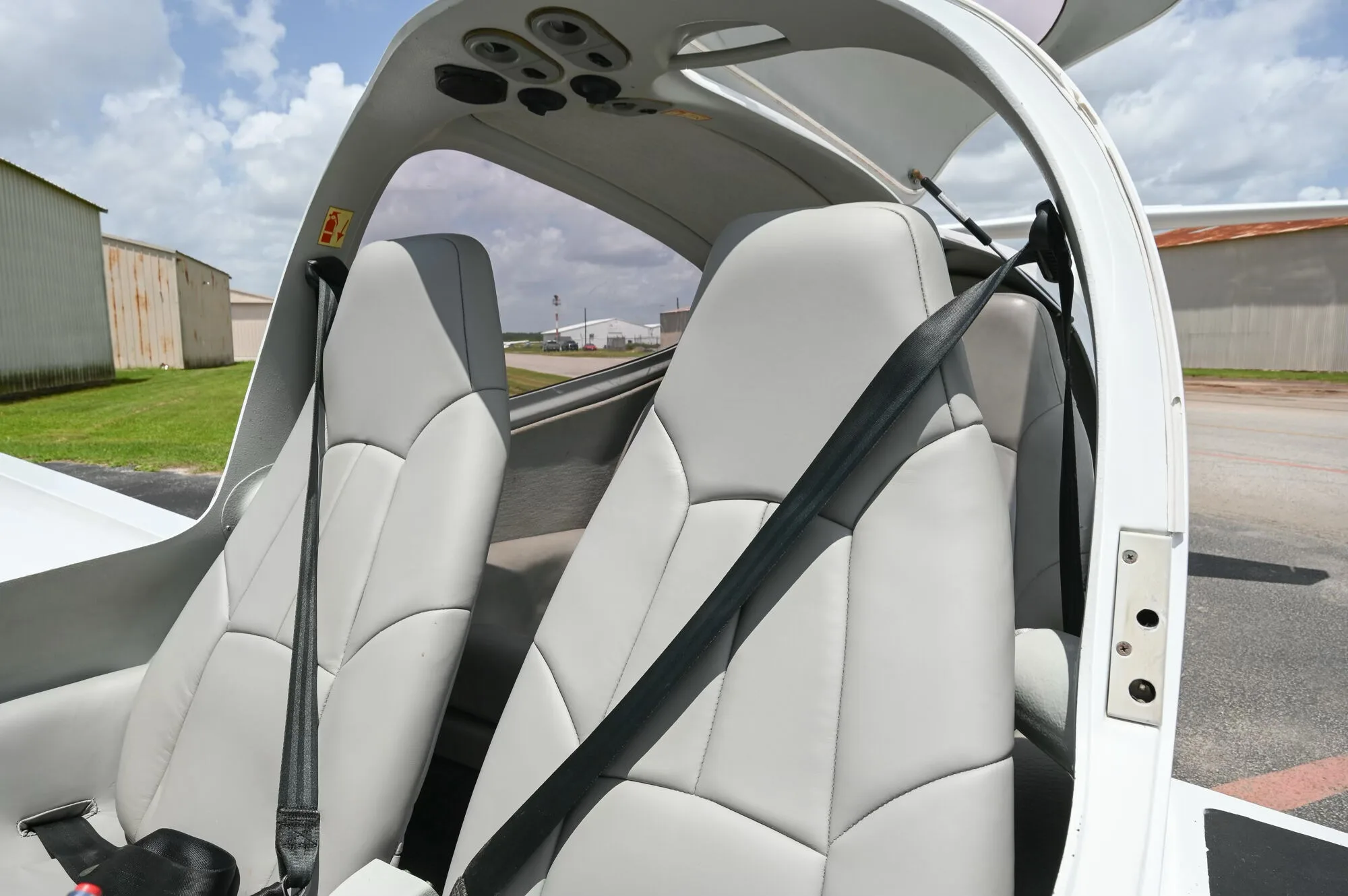 Marketing image of a 2003 Diamond DA40-180 Star.
