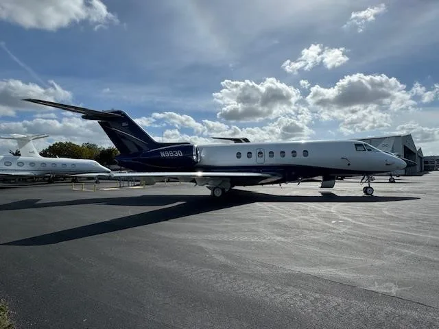 Exterior view of a 2009 HAWKER 4000, N9930.