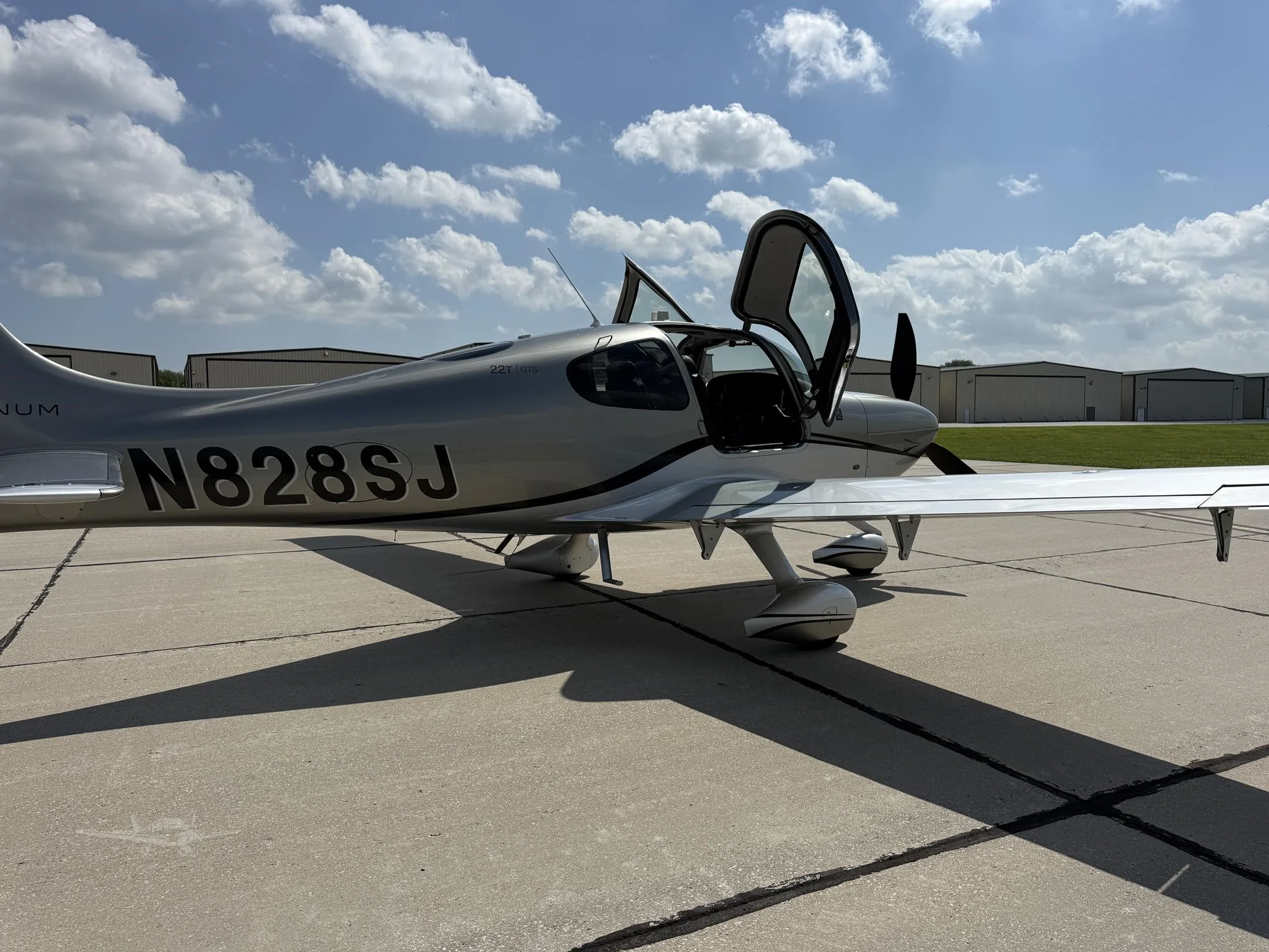 Exterior view of a 2017 CIRRUS SR22-G6 TURBO, N828SJ.