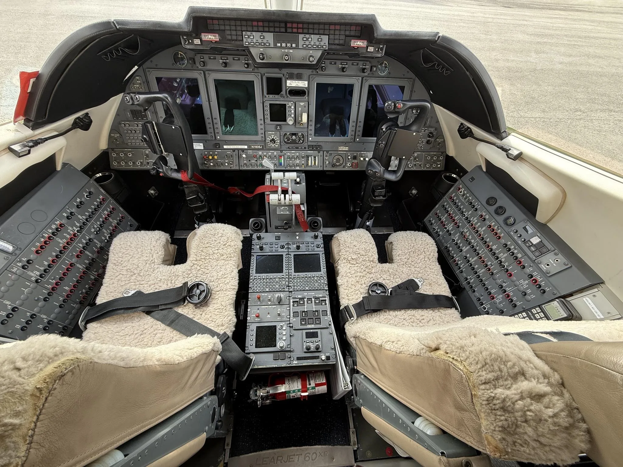 Cockpit and instrument panel of a 2008 LEARJET 60XR.